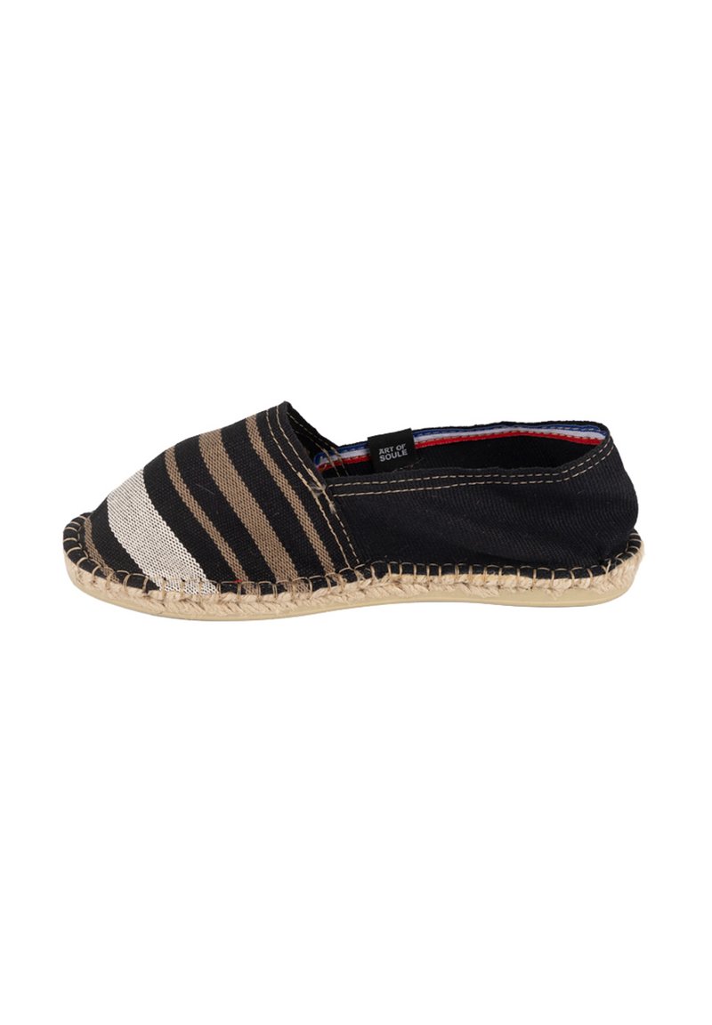 Espadrille rayée noir et beige avec un bout rond, une tige en textile et une semelle en jute tissé. Caractérisée par un détail de bord cousu.