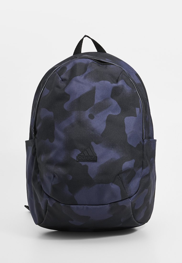 Dunkelblaue und schwarze Camouflage-Muster-Athletik-Rucksack von Adidas mit vorderer Reißverschlusstasche, Seitentaschen und Tragegriff oben.