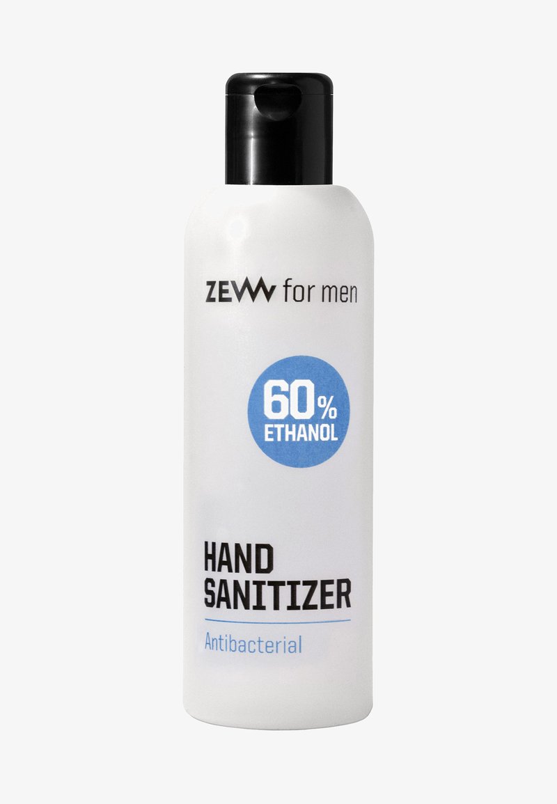 Weiße Plastikflasche mit schwarzem Pumpenkopf, beschriftet mit "ZEWW for men HANDSANITÄR," mit blauen Akzenten und der Angabe "60% ETHANOL."