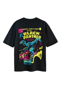 Mustast puuvillast t-särk, millel on värvikas musta pantri graafiline kujundus koos julgete kollaste ja roosade tekstidega ning koomiksistiilis detailid seljal.