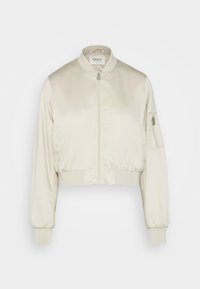 Kremowa satynowa kurtka bomberka z zamkiem błyskawicznym z przodu, żebrowanym kołnierzem, mankietami, dołem oraz kieszenią na zamek błyskawiczny na lewym rękawie.