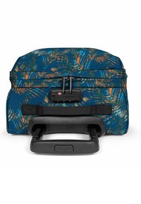 Borsa a rotelle blu con motivo di foglie tropicali in arancione e verde. Dotata di manico telescopico e di una tracolla nera per il trasporto.