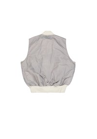 Veste sans manches gris clair avec ourlet froncé, texture lisse, et col ainsi qu'ourlet inférieur côtelés blancs contrastants.