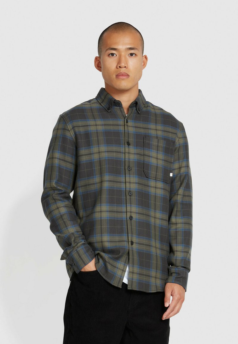 Groen en zwart geruite shirt met blauwe accenten, voorzien van een knoopsluiting, een enkele borstzak en een structuurstof.