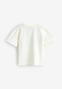 Kortærmet T-shirt med rund hals i lys cremefarvet bomuld. Har et enkelt design uden synlige mønstre eller detaljer. Blød tekstur.