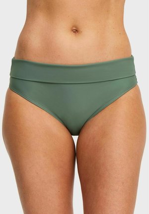 Vrouw draagt olijfgroene bikinibroekjes met een brede opgevouwen tailleband, weergegeven van taille tot midden dij, tegen een effen achtergrond.