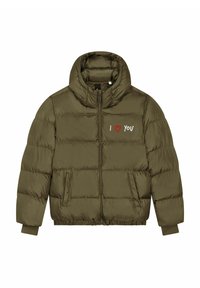 Olijfgroene gewatteerde jas met hoge kraag, ritssluiting aan de voorkant en geborduurde tekst "I ♥ YOU" in rood en wit. Voorzien van geribbelde manchetten en zijzakken.