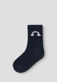 Chaussette cheville bleu marine en tissu texturé présentant un motif d'arc-en-ciel et de nuages aux couleurs pastel près du haut.