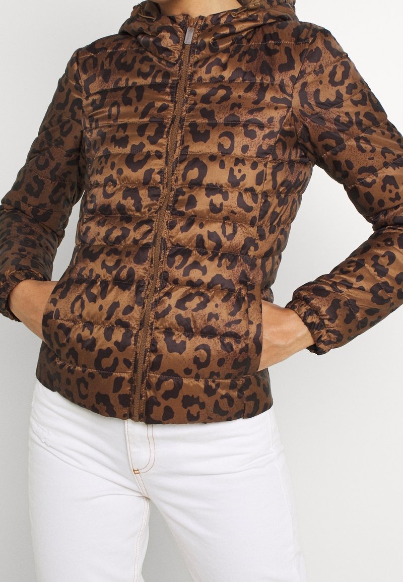 Giacca imbottita marrone con stampa leopardata, dotata di cappuccio, chiusura frontale con zip e polsini elasticizzati. Progettata con una finitura satinate texturizzata.
