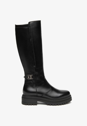 Bota alta de cuero negro con suela gruesa y hebilla lateral decorativa, diseñada para estilo y durabilidad.