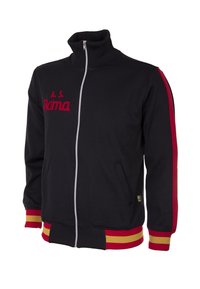 Zwarte sportjack met rits en hoge kraag, rode letters en gestreepte rode en gele accenten op de mouwen en de tailleband.