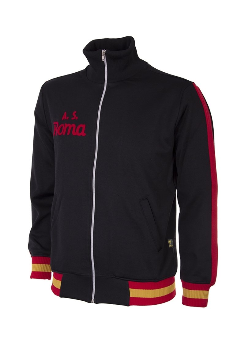 Zwarte sportjack met rits en hoge kraag, rode letters en gestreepte rode en gele accenten op de mouwen en de tailleband.