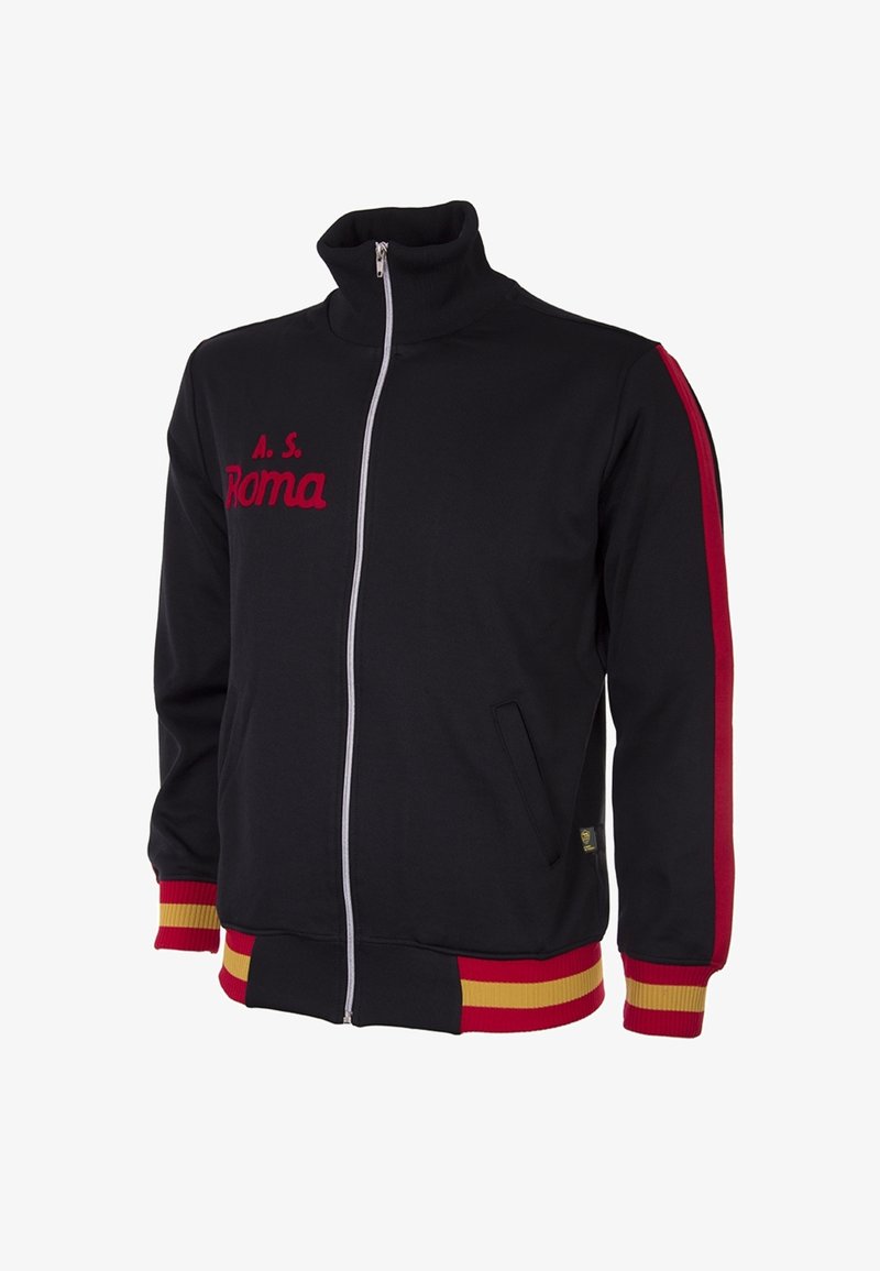 Zwarte sportjack met rits en hoge kraag, rode letters en gestreepte rode en gele accenten op de mouwen en de tailleband.