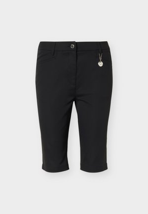 Fekete, térdig érő, szabott rövidnadrág elülső zsebekkel, övbújtatókkal, gombos záródással és egy kicsi, kerek fémsaroglyával a jobb oldalon.