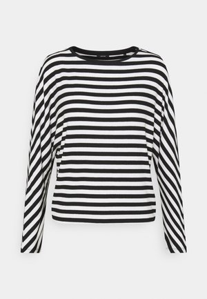 Camiseta de manga larga a rayas blancas y negras con cuello redondo y corte relajado. Tejido suave con textura acanalada y elasticidad.