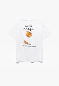 Hvid bomulds T-shirt med et grafisk motiv af et cocktailglas, appelsinskiver og tekst: "DRINK COCKTAIL" og "Bliv rolig, bliv forfrisket."