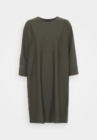Olivgrön knälång klänning med rund halsringning, trekvartslånga ärmar, mjuk textur och sidokilar för ökad rörlighet.