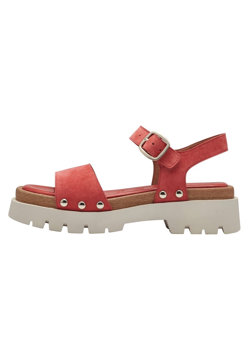 Sandalo in suede corallo con cinturino alla caviglia, hardware argentato, plateau in stile legno e suola bianca chunky con scanalature per la presa.