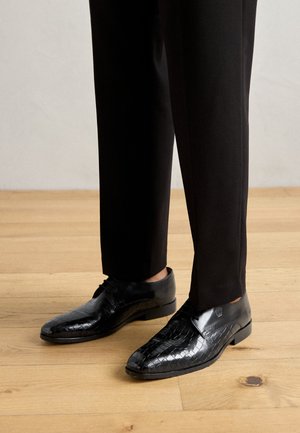 FLYNN 1 - Elegantní šněrovací boty - black/rich tan