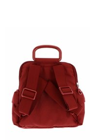 Zaino in tessuto rosso con spallacci regolabili, maniglia superiore e chiusura con zip. Caratterizzato da un materiale testurizzato e doppi dettagli laterali.