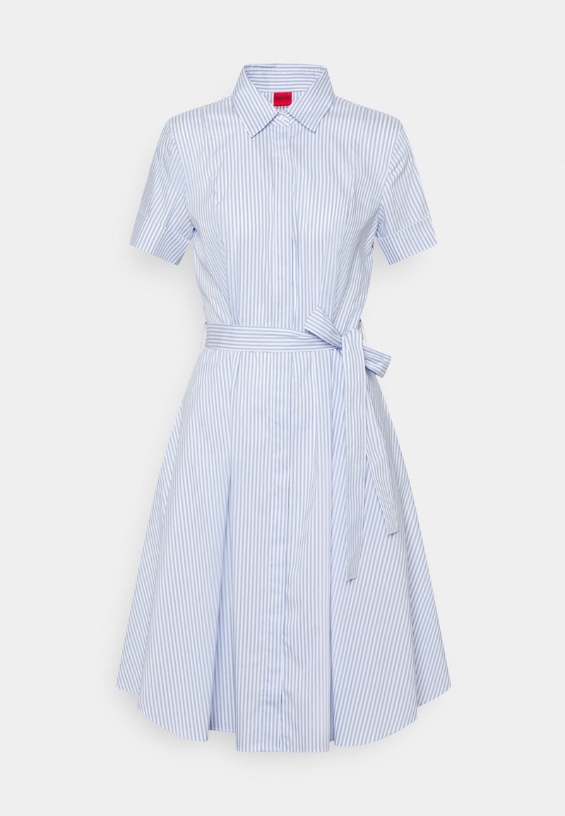 Robe chemise à manches courtes, longueur genou, avec des rayures verticales bleu clair et une ceinture assortie nouée à la taille.