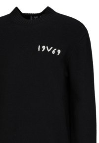 Schwarzer Pullover mit geripptem Rundhalsausschnitt, strukturiertem Strick und weißem gesticktem Text "19V69" auf der linken Brust.
