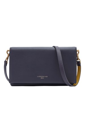 Borsa a tracolla rettangolare in pelle di colore blu navy scuro con logo dorato. Presenta una tracolla rimovibile e un rivestimento interno giallo a contrasto.