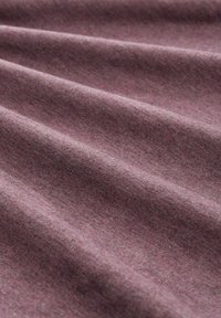 Tessuto testurizzato in mauve scuro, con una superficie liscia e morbida caratterizzata da leggere variazioni di colore e pieghe delicate. Ideale per capi d'abbigliamento.