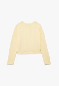 Kortärmad, kort sweater i ljusgul. Mjukt stickat material med rundad halslinning och ribbstickade ärmslut. Enkel och okomplicerad design.