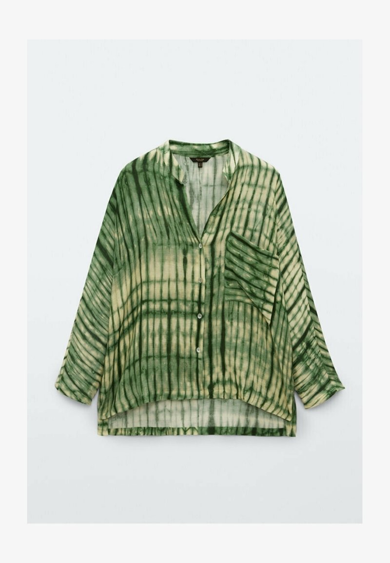 Chemise tie-dye verte et beige, design à boutons, coupe ample, manches longues, poche poitrine, tissu texturé à rayures verticales.