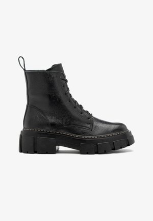 Czarne skórzane botki za kostkę o teksturowanym wykończeniu, z grubymi, masywnymi podeszwami, sznurowanym przodem i kontrastowym przeszyciem wzdłuż krawędzi podeszwy.
