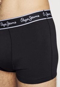 Schwarze Baumwoll-Boxershorts mit schmalem Schnitt, elastischem Bund mit "Pepe Jeans"-Logo und kontrastierenden grauen Nähten.