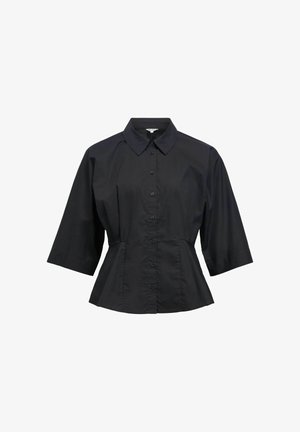 Črna bluza s sponko, s srednje dolgimi rokavi, pasom, ki se prilega, in klasičnim ostrim ovratnikom na belem ozadju.