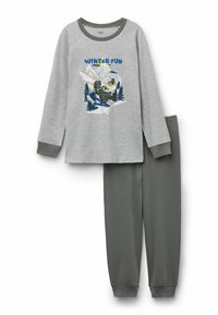 Grau meliertes Baumwoll-Pyjama-Oberteil mit langem Arm und dem Aufdruck "WINTER-SPASS", sowie einer grünen Baumwollhose mit elastischem Bund und Bündchen.