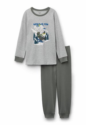 Grau meliertes Baumwoll-Pyjama-Oberteil mit langem Arm und dem Aufdruck "WINTER-SPASS", sowie einer grünen Baumwollhose mit elastischem Bund und Bündchen.