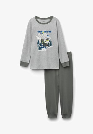 Grau meliertes Baumwoll-Pyjama-Oberteil mit langem Arm und dem Aufdruck "WINTER-SPASS", sowie einer grünen Baumwollhose mit elastischem Bund und Bündchen.