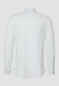 Chemise blanche à manches longues avec un motif géométrique subtil, vue de dos, dotée de poignets à boutons et d'un col classique.