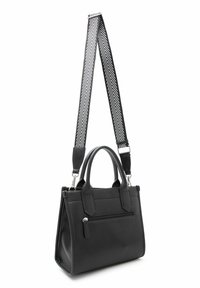 Borsa a mano in pelle nera con forma strutturata, doppie maniglie superiori e una tracolla a strisce staccabile. Presenta una tasca anteriore con zip.