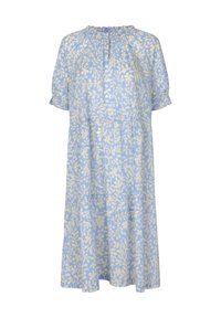 Světle modré šaty s květinovým vzorem v bílé barvě, s řaseným výstřihem, krátkými nařasenými rukávy a vrstvenou sukní.