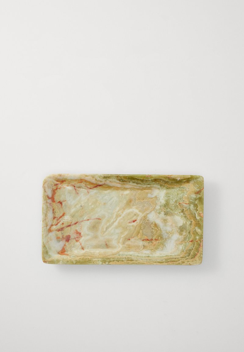 Rektangulært fat laget av flerfarget marmor, med virvlende mønstre i grønne, kremfargede og røde toner, med jevn, blank overflate.