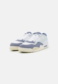 Lysblå og grå sneakers med suede og mesh materialer, hvide snørebånd og gummisål, subtilt detaljeret med et reflekterende element.