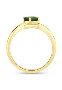 Bague en or avec une pierre verte ovale sertie dans un design à quatre griffes, accentuée par de petites pierres claires sur le bandeau. Fini lisse et poli.