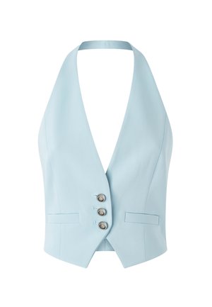 Chaleco halter azul claro con un escote en V profundo, tres botones metálicos y dos bolsillos frontales, confeccionado en una tela suave.