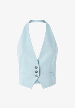 Chaleco halter azul claro con un escote en V profundo, tres botones metálicos y dos bolsillos frontales, confeccionado en una tela suave.