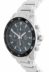 Zilveren horloge van roestvrij staal met een zwarte lunette, een grijze wijzerplaat en drie subdials. Voorzien van fluorescerende wijzers en een metalen schakelband.