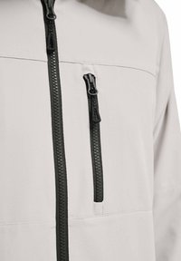 Jasnoszary kurtka z czarnymi suwakami. Posiada dwukierunkowy suwak oraz kieszeń na piersi. Gładka faktura, minimalistyczny design.