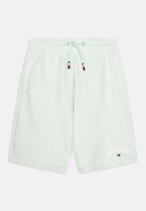 Shorts vert menthe clair en tissu doux, dotés d'une taille élastique avec cordon de serrage et du logo "HILFIGER" sur la jambe.