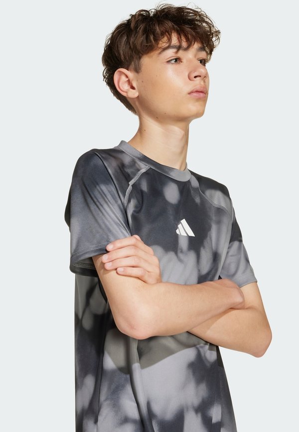 TRAINING ALLOVER GRAPHIC  - Print T-shirt2