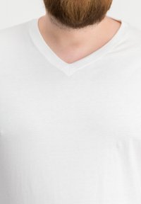 Weißes V-Ausschnitt-T-Shirt aus weichem, leichtem Stoff. Es zeichnet sich durch eine glatte Textur und einen subtilen Glanz aus, ideal für legere Outfits.