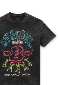Camiseta negra de algodón con un colorido diseño gráfico de una guitarra con alas y figuras bailando. El texto incluye "Off the Wall" y "Vans World Tour '94."
